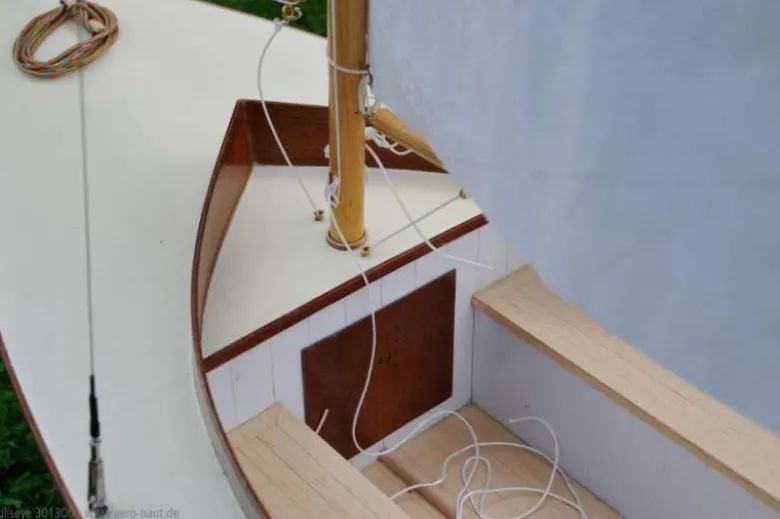 aero-naut 301300Bullseye Segelboot 1:5 Bausatz mit Fertigrumpf