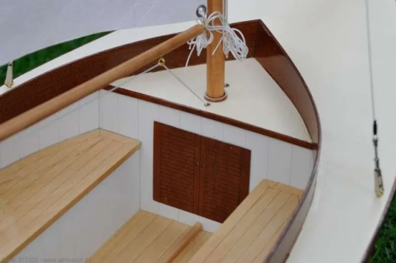 aero-naut 301300Bullseye Segelboot 1:5 Bausatz mit Fertigrumpf