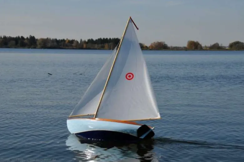 aero-naut 301300Bullseye Segelboot 1:5 Bausatz mit Fertigrumpf
