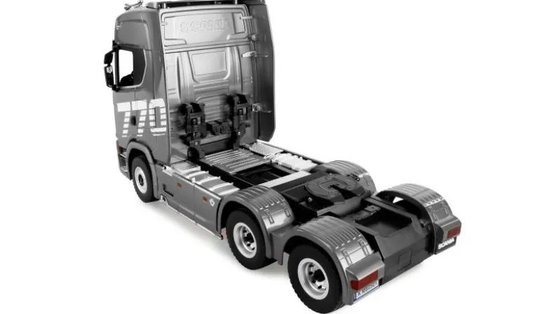 AMEWI 22762Scania 770 S Zugmaschine 6x4 1:18 RTR silber