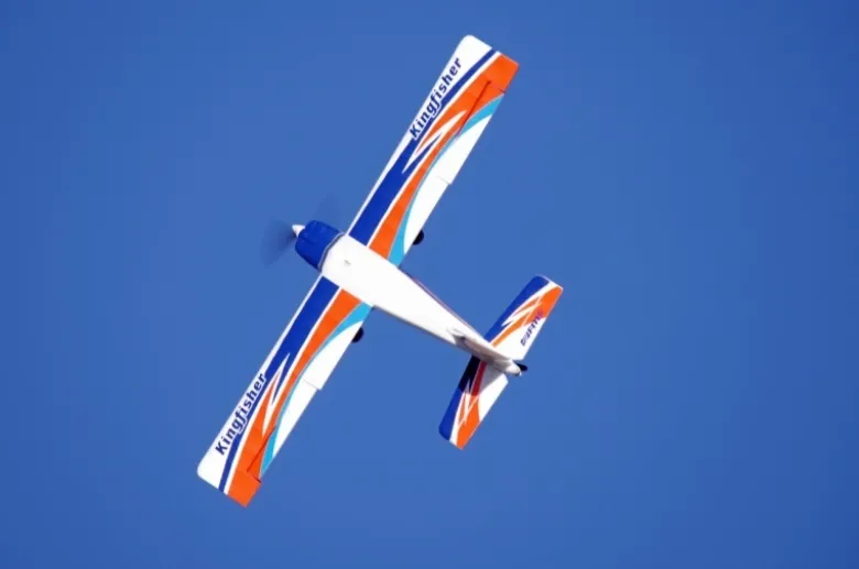FMS DPFMS103RF-REFV3Kingfisher Trainer 1400mm RTF, Combo mit Reflex Gyro System inkl. Schwimmer + Skis