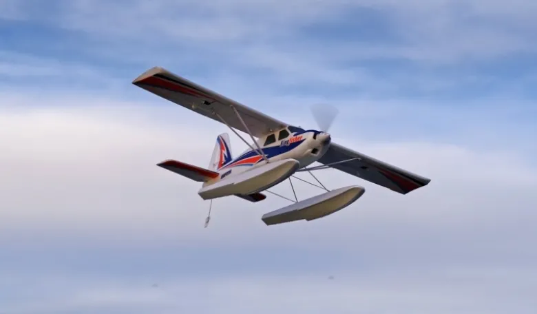 FMS DPFMS103RF-REFV3Kingfisher Trainer 1400mm RTF, Combo mit Reflex Gyro System inkl. Schwimmer + Skis