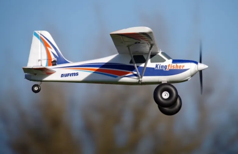 FMS DPFMS103RF-REFV3Kingfisher Trainer 1400mm RTF, Combo mit Reflex Gyro System inkl. Schwimmer + Skis