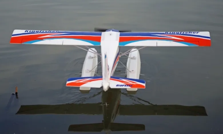 FMS DPFMS103RF-REFV3Kingfisher Trainer 1400mm RTF, Combo mit Reflex Gyro System inkl. Schwimmer + Skis