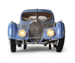 IXO 520010108Bugatti 57 SC Metall Standmodellbausatz - 515 Teile Hochdetaillierter Standmodellbausatz mit Lichtfunktion