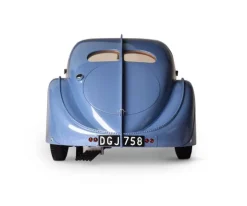 IXO 520010108Bugatti 57 SC Metall Standmodellbausatz - 515 Teile Hochdetaillierter Standmodellbausatz mit Lichtfunktion