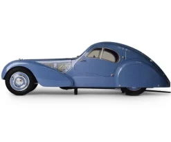 IXO 520010108Bugatti 57 SC Metall Standmodellbausatz - 515 Teile Hochdetaillierter Standmodellbausatz mit Lichtfunktion