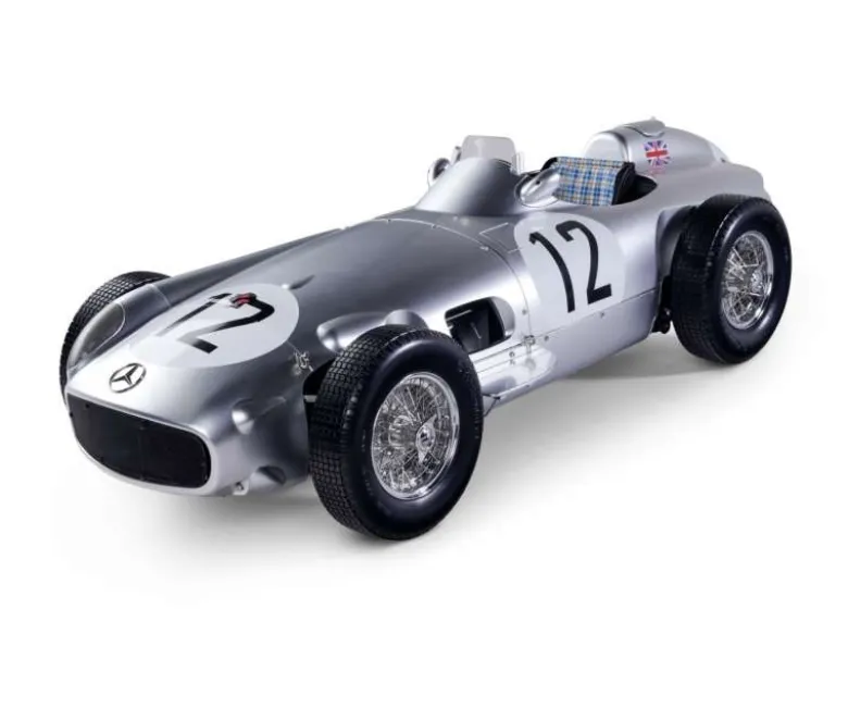 IXO 520010117Mercedes W196 Moss #12, 1:8 Standmodellbausatz 451 Teile - Hochdetailliert mit Sound