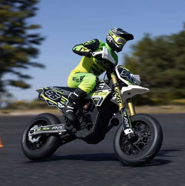 Losi LOS-2310Promoto-SM FXR 1/4 Supermoto Motorrad RTR, weiss inkl. Spektrum 7,4V 5000mAh G2 LiPo Akku und Ladegerät