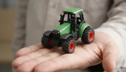 NEUAMEWI 22792Traktor aus Metall mit Rückeanhänger, Ladekran 1:64 RTR grün