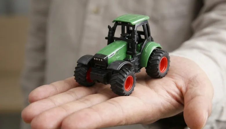 NEUAMEWI 22792Traktor aus Metall mit Rückeanhänger, Ladekran 1:64 RTR grün