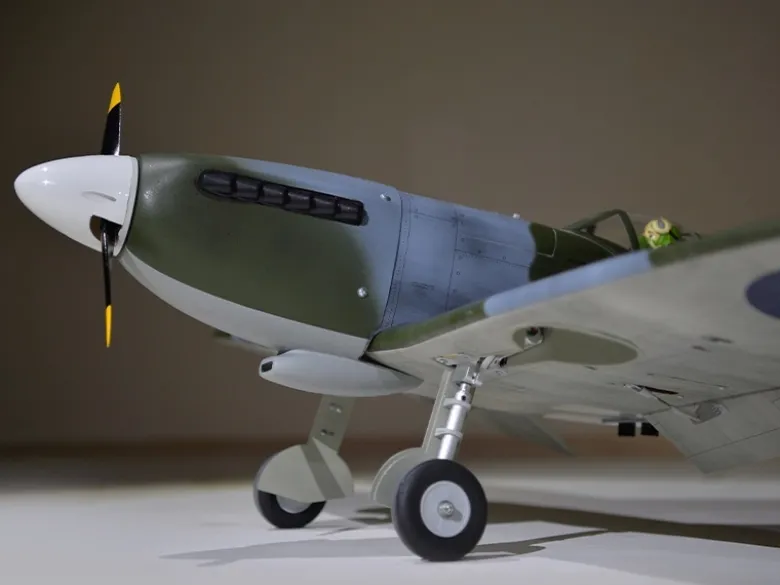 Phoenix Model PH225Spitfire GP/EP ARF - 140 cm mit elektrischen Einziehfahrwerk