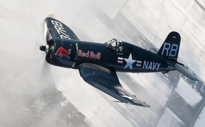 Revell 05641Geschenkset Flying Bulls Vought F4U-4 Corsair Bausatz 1:48 inkl. Farben, Pinsel und Kleber