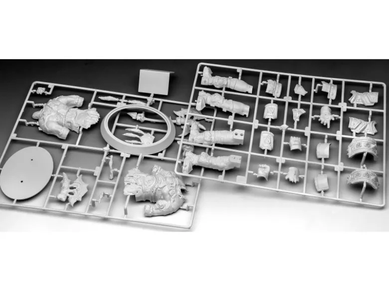 Revell 03516Geschenkset World of Warcraft 'Thrall' Modellbausatz 1:16 inkl. Basiszubehör