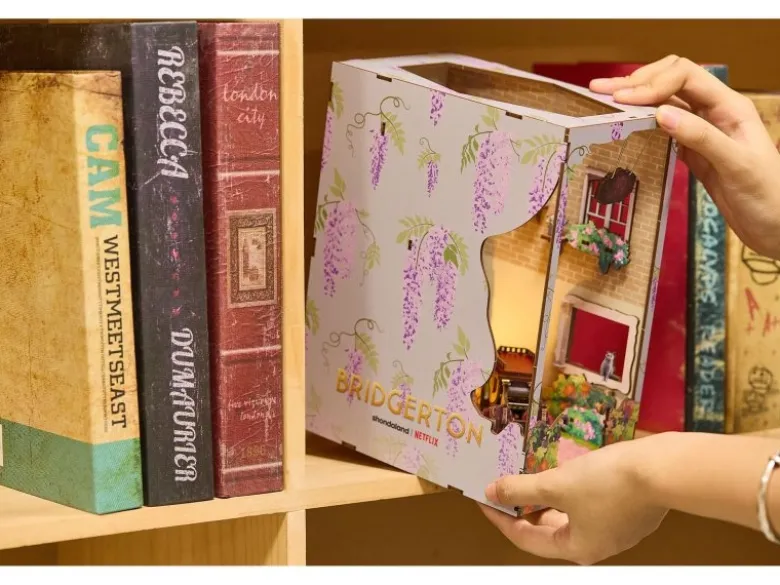 Revell 00543Tiny Adventures - Bridgerton 'Into the Light' Book Nook - Miniaturwelt aus Holz zum Zusammenbauen