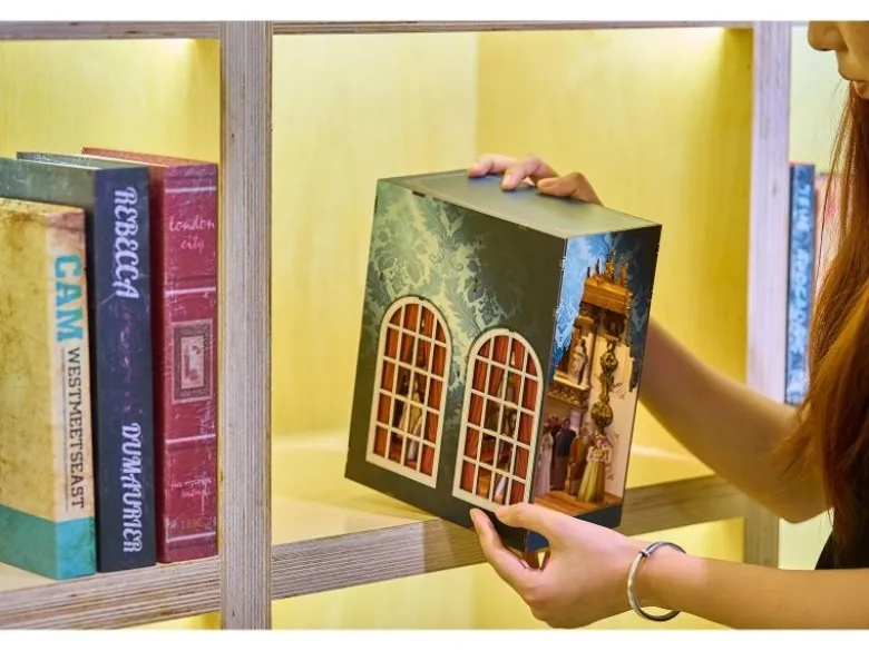 Revell 00542Tiny Adventures - Bridgerton 'The Duke and I' Book Nook - Miniaturwelt aus Holz zum Zusammenbauen