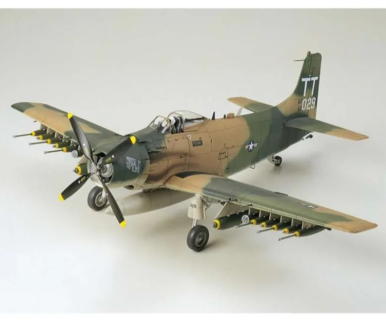 Tamiya 61073Douglas A-1J Skyrider USAF, Plastikbausatz, 1:48