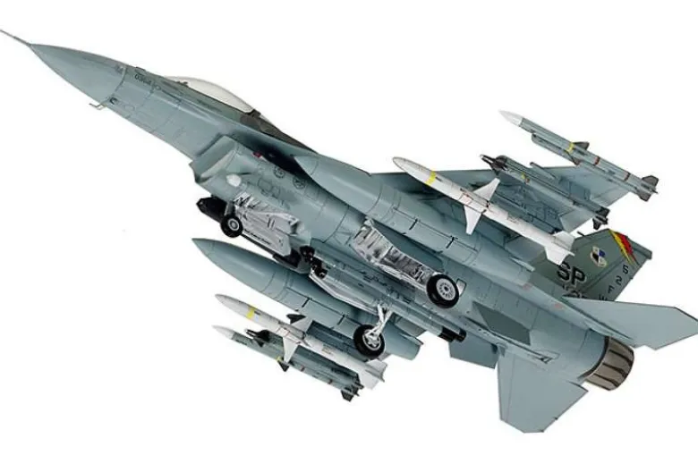 Tamiya 60788F-16CJ Fighting Falcon mit Zurüstteilen, Plastikbausatz 1:72