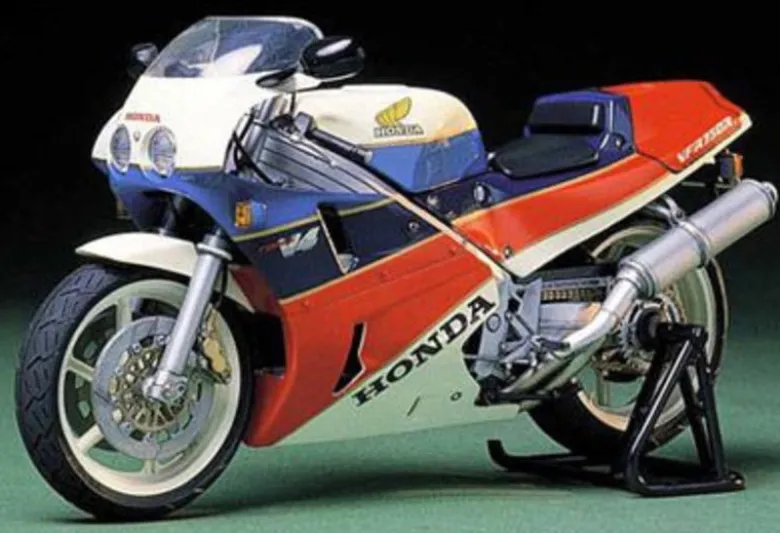 Tamiya 14057Honda VFR 750R 1987 1:12 Motorrad Plastikbausatz