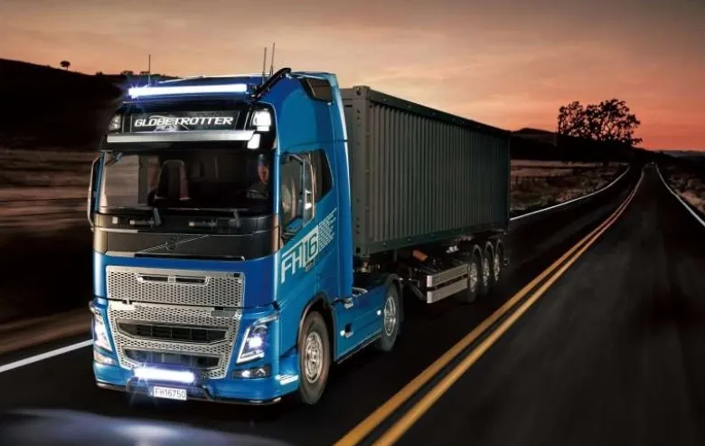 Tamiya 56375KUVolvo FH16 XL 750 4x2 Globetrotter Truck 1:14 + Kugellager