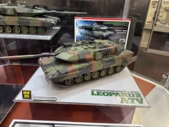 Tamiya 56047Leopard 2 A7V Full Option Panzer Bausatz, 1:16 Neuheit 2025