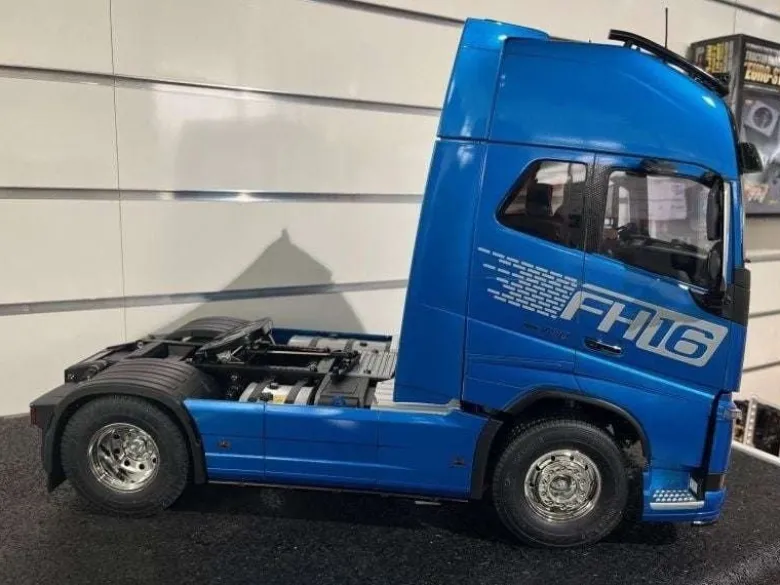 Tamiya 56375SETTRVolvo FH16 XL 750 4x2 Globetrotter Truck 1:14 SETTR Komplettset + Flachbett,LED-Licht Carbon-Look Funke