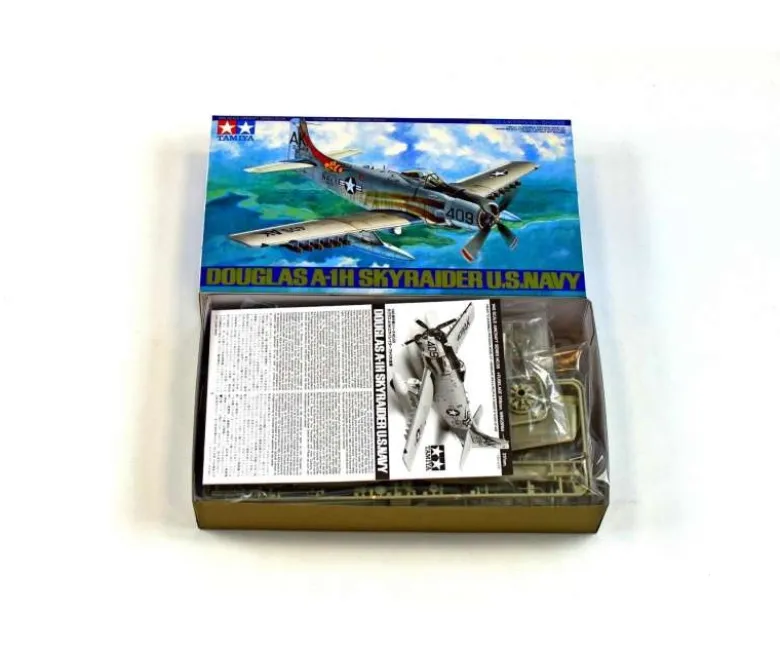 Tamiya 61058USN Douglas A1-H Skyraider, Plastikbausatz 1:48