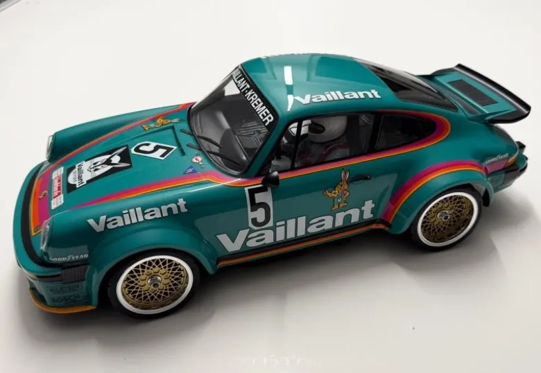Tamiya 47524Vaillant-Kremer Porsche 934 turbo rsr - 50th Anniversary