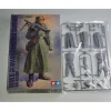 Tamiya 36306WWII Figur Deutscher Soldat mit Mantel und MG, Bausatz, 1:16